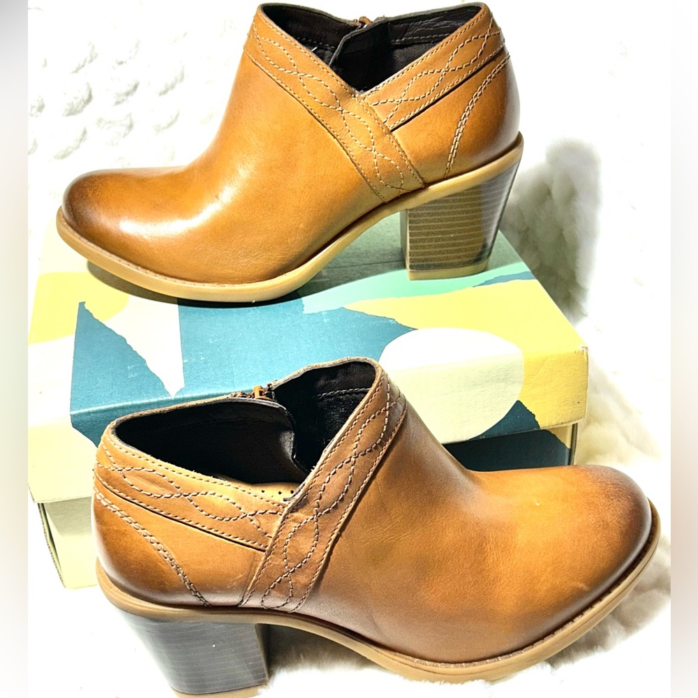 Earth camel cognac brown leather chunky block booties women’s size 8.5 Wide